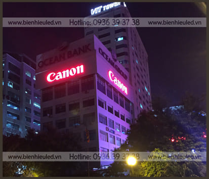 Thi công biển quảng cáo trên nóc tòa nhà, thi công biển quảng cáo trên nóc tòa nhà biển led, Làm biển quảng cáo chuyên nghiệp, Thi công biển quảng cáo, Biển hộp đèn chân inox, mặt mica, Biển hiệu Led Chữ Nổi, Chất lượng tốt bền đẹp, thi công biển quảng cáo tại Hà Nội, Hotline: 0936393738